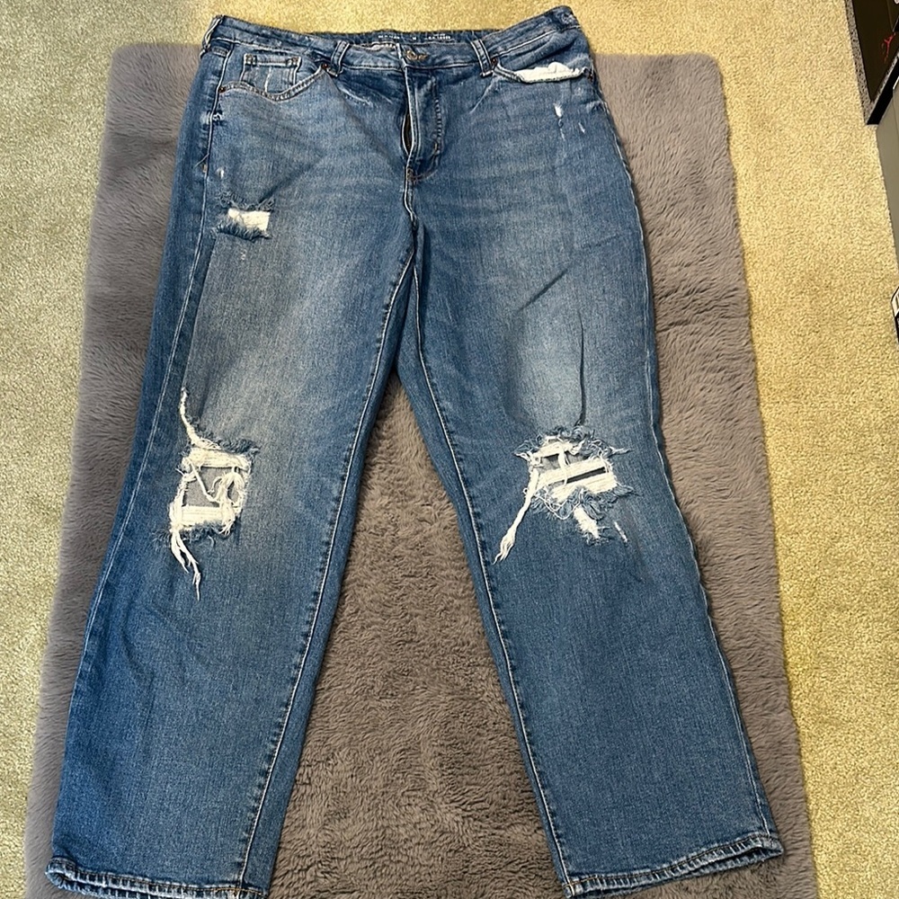 Blue Boyfriend Jeans with Distressed Details and Cropped Length